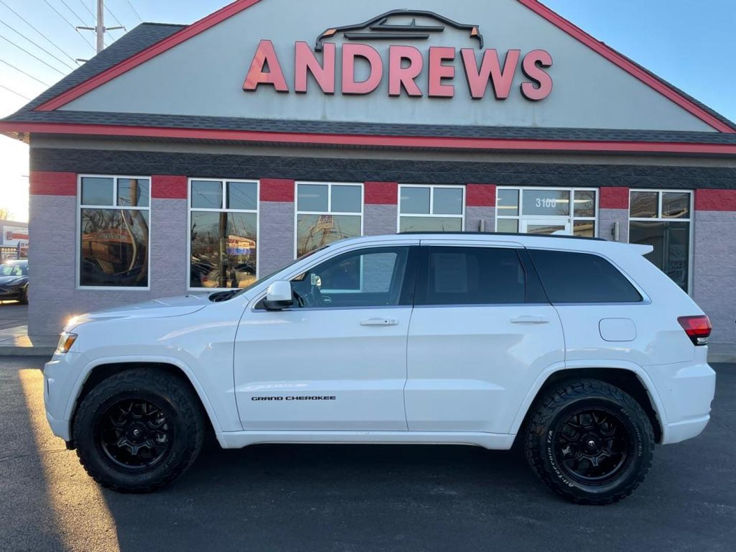 2015 WHITE JEEP GRAND CHEROKEE LAREDO (1C4RJEAG7FC) with an 3.6L engine, Automatic transmission, located at 3100 Covert Avenue, Evansville, IN, 47714, (812) 473-4492, 37.955418, -87.512238 - Photo#0