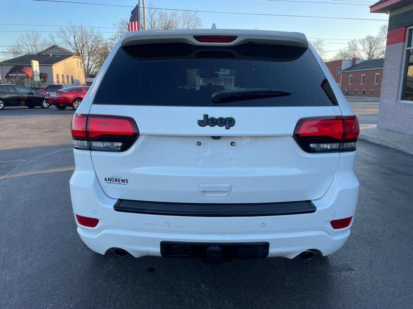 2015 WHITE JEEP GRAND CHEROKEE LAREDO (1C4RJEAG7FC) with an 3.6L engine, Automatic transmission, located at 3100 Covert Avenue, Evansville, IN, 47714, (812) 473-4492, 37.955418, -87.512238 - Photo#3