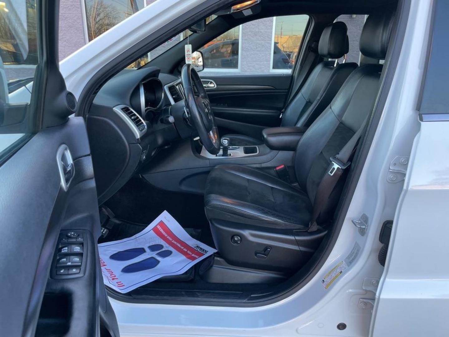 2015 WHITE JEEP GRAND CHEROKEE LAREDO (1C4RJEAG7FC) with an 3.6L engine, Automatic transmission, located at 3100 Covert Avenue, Evansville, IN, 47714, (812) 473-4492, 37.955418, -87.512238 - Photo#4