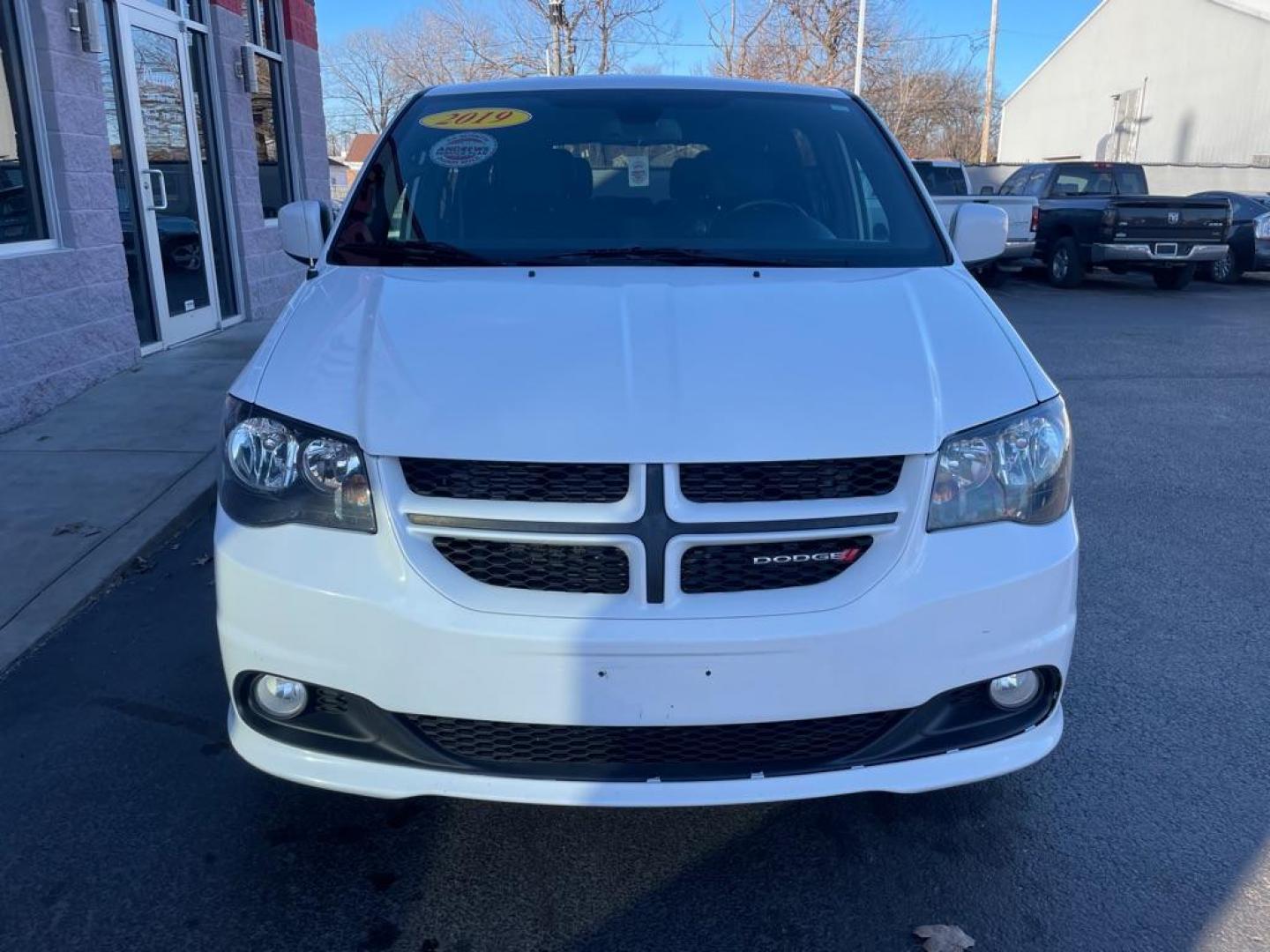 2019 WHITE DODGE GRAND CARAVAN GT (2C4RDGEG1KR) with an 3.6L engine, Automatic transmission, located at 3100 Covert Avenue, Evansville, IN, 47714, (812) 473-4492, 37.955418, -87.512238 - Photo#1