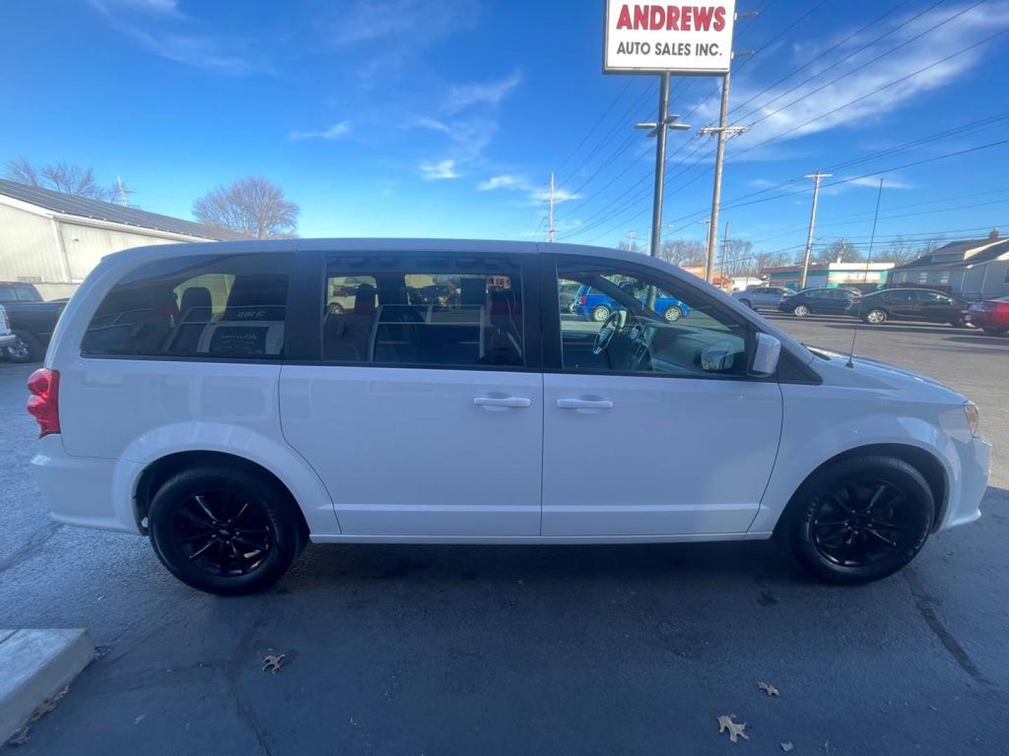 2019 WHITE DODGE GRAND CARAVAN GT (2C4RDGEG1KR) with an 3.6L engine, Automatic transmission, located at 3100 Covert Avenue, Evansville, IN, 47714, (812) 473-4492, 37.955418, -87.512238 - Photo#2