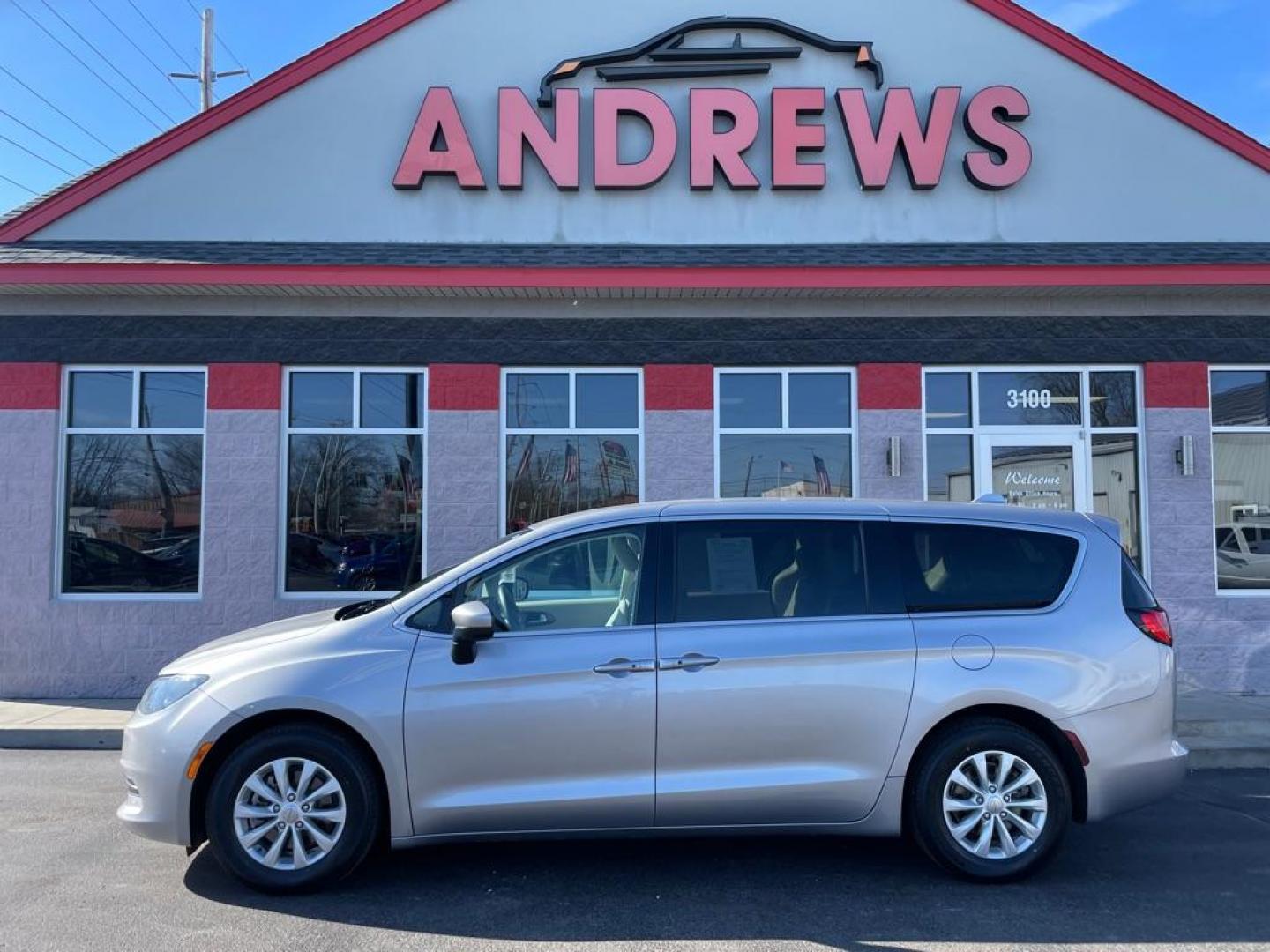 2017 SILVER CHRYSLER PACIFICA TOURING (2C4RC1DG4HR) with an 3.6L engine, Automatic transmission, located at 3100 Covert Avenue, Evansville, IN, 47714, (812) 473-4492, 37.955418, -87.512238 - Photo#0