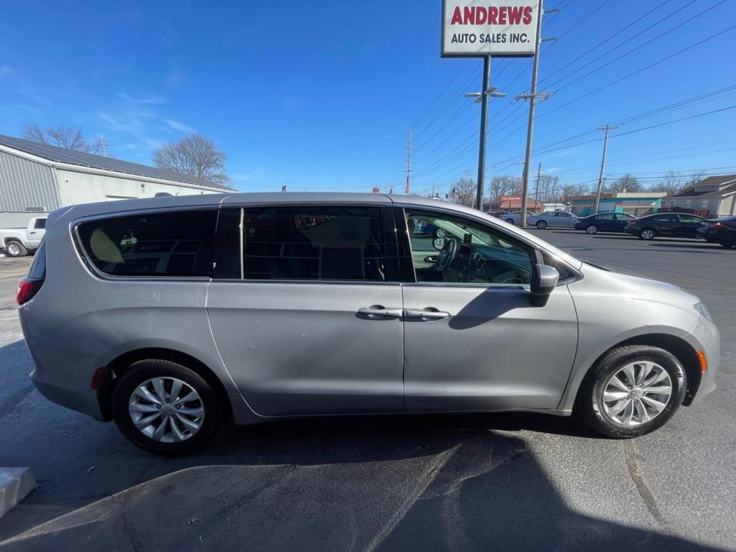 2017 SILVER CHRYSLER PACIFICA TOURING (2C4RC1DG4HR) with an 3.6L engine, Automatic transmission, located at 3100 Covert Avenue, Evansville, IN, 47714, (812) 473-4492, 37.955418, -87.512238 - Photo#2