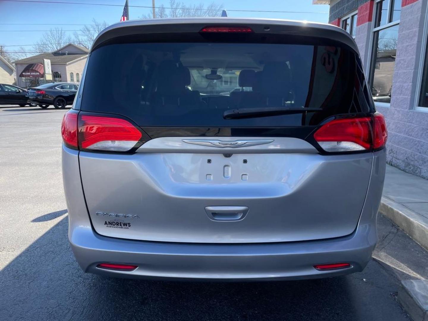 2017 SILVER CHRYSLER PACIFICA TOURING (2C4RC1DG4HR) with an 3.6L engine, Automatic transmission, located at 3100 Covert Avenue, Evansville, IN, 47714, (812) 473-4492, 37.955418, -87.512238 - Photo#3