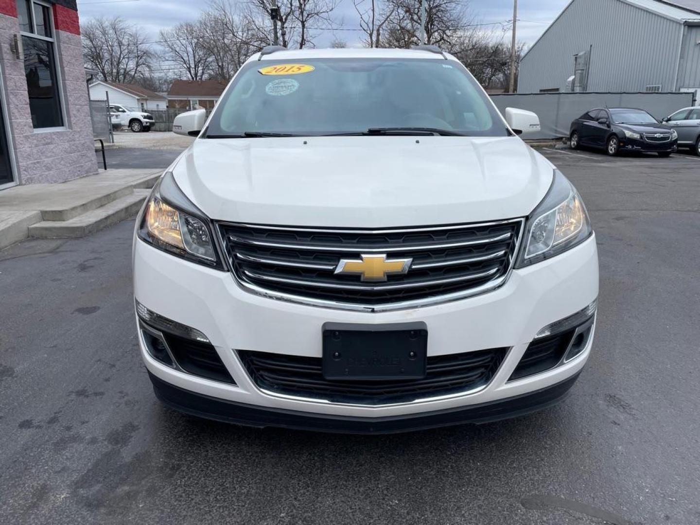 2015 WHITE CHEVROLET TRAVERSE LT (1GNKRHKD1FJ) with an 3.6L engine, Automatic transmission, located at 3100 Covert Avenue, Evansville, IN, 47714, (812) 473-4492, 37.955418, -87.512238 - Photo#1