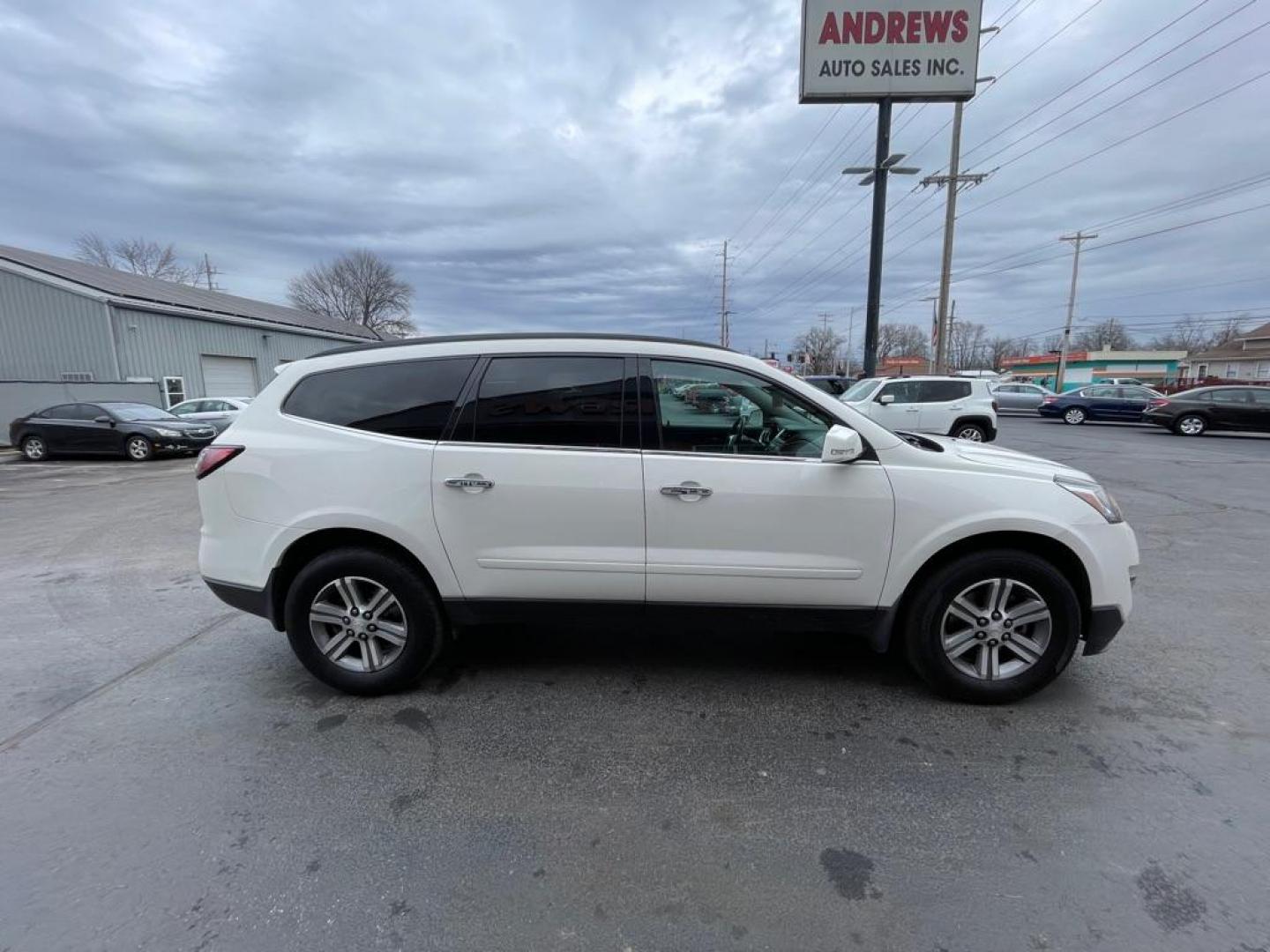 2015 WHITE CHEVROLET TRAVERSE LT (1GNKRHKD1FJ) with an 3.6L engine, Automatic transmission, located at 3100 Covert Avenue, Evansville, IN, 47714, (812) 473-4492, 37.955418, -87.512238 - Photo#2