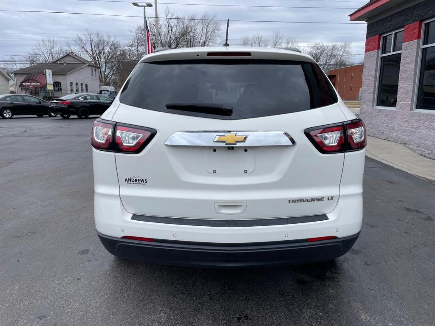 2015 WHITE CHEVROLET TRAVERSE LT (1GNKRHKD1FJ) with an 3.6L engine, Automatic transmission, located at 3100 Covert Avenue, Evansville, IN, 47714, (812) 473-4492, 37.955418, -87.512238 - Photo#3