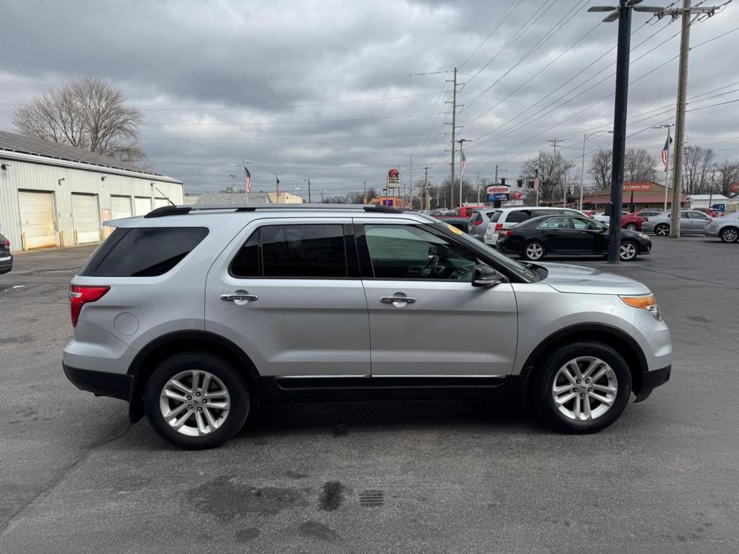 2013 SILVER FORD EXPLORER XLT (1FM5K7D90DG) with an 2.0L engine, Automatic transmission, located at 3100 Covert Avenue, Evansville, IN, 47714, (812) 473-4492, 37.955418, -87.512238 - Photo#2