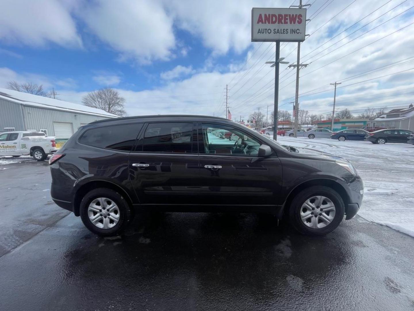 2017 GRAY CHEVROLET TRAVERSE LS (1GNKVFKD6HJ) with an 3.6L engine, Automatic transmission, located at 3100 Covert Avenue, Evansville, IN, 47714, (812) 473-4492, 37.955418, -87.512238 - Photo#2