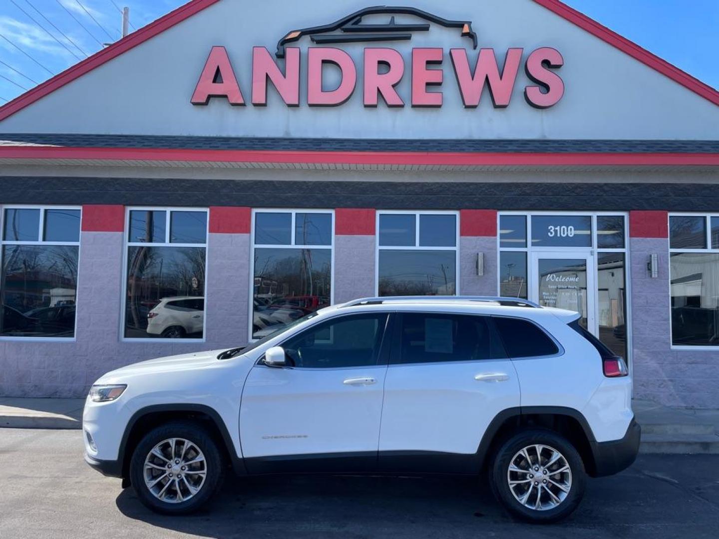 2019 WHITE JEEP CHEROKEE LATITUDE PLUS (1C4PJLLN1KD) with an 2.0L engine, Automatic transmission, located at 3100 Covert Avenue, Evansville, IN, 47714, (812) 473-4492, 37.955418, -87.512238 - Photo#0