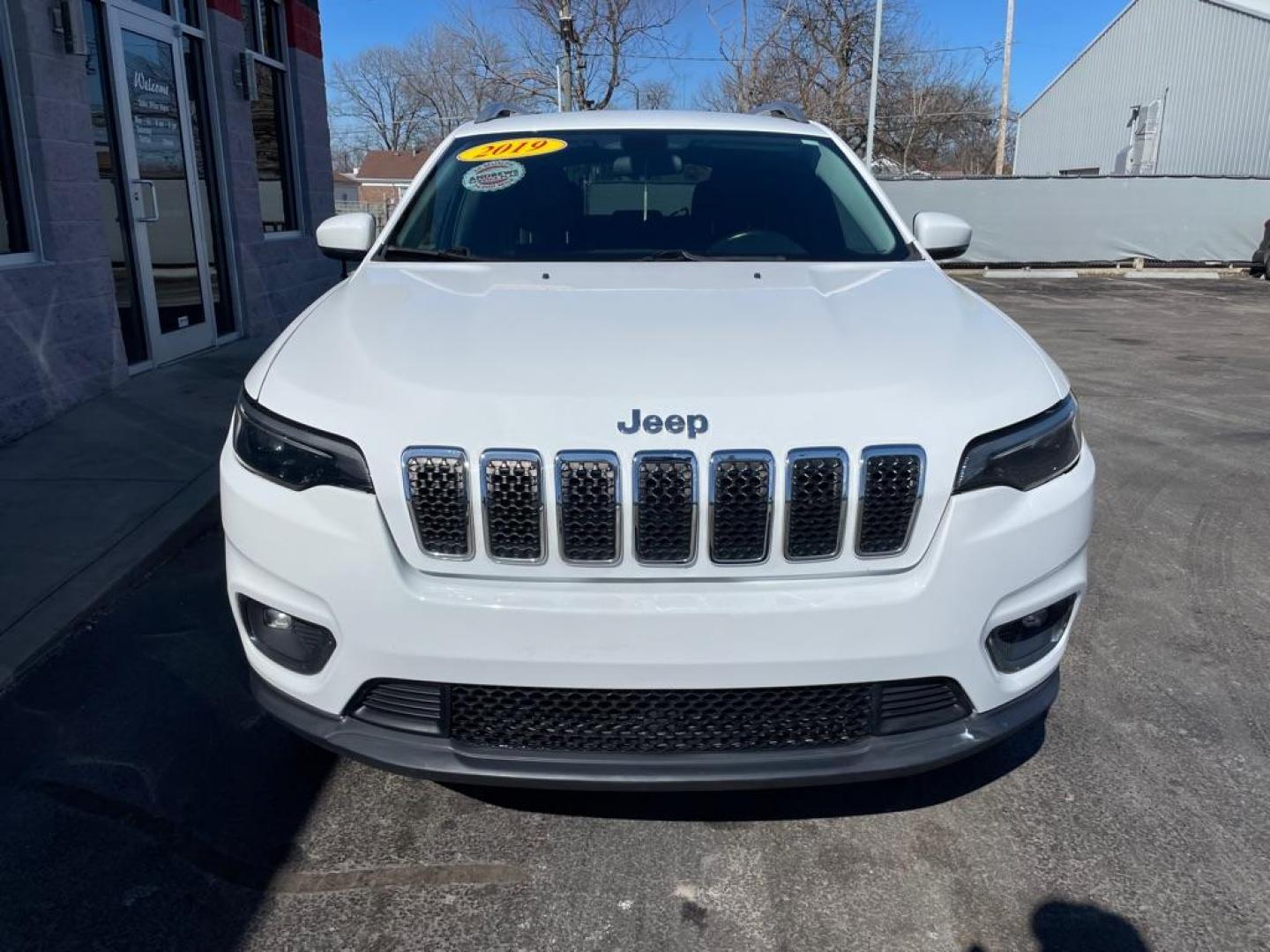 2019 WHITE JEEP CHEROKEE LATITUDE PLUS (1C4PJLLN1KD) with an 2.0L engine, Automatic transmission, located at 3100 Covert Avenue, Evansville, IN, 47714, (812) 473-4492, 37.955418, -87.512238 - Photo#1