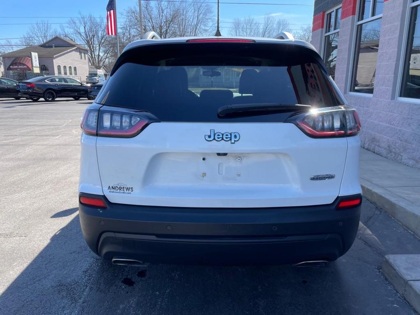 2019 WHITE JEEP CHEROKEE LATITUDE PLUS (1C4PJLLN1KD) with an 2.0L engine, Automatic transmission, located at 3100 Covert Avenue, Evansville, IN, 47714, (812) 473-4492, 37.955418, -87.512238 - Photo#3