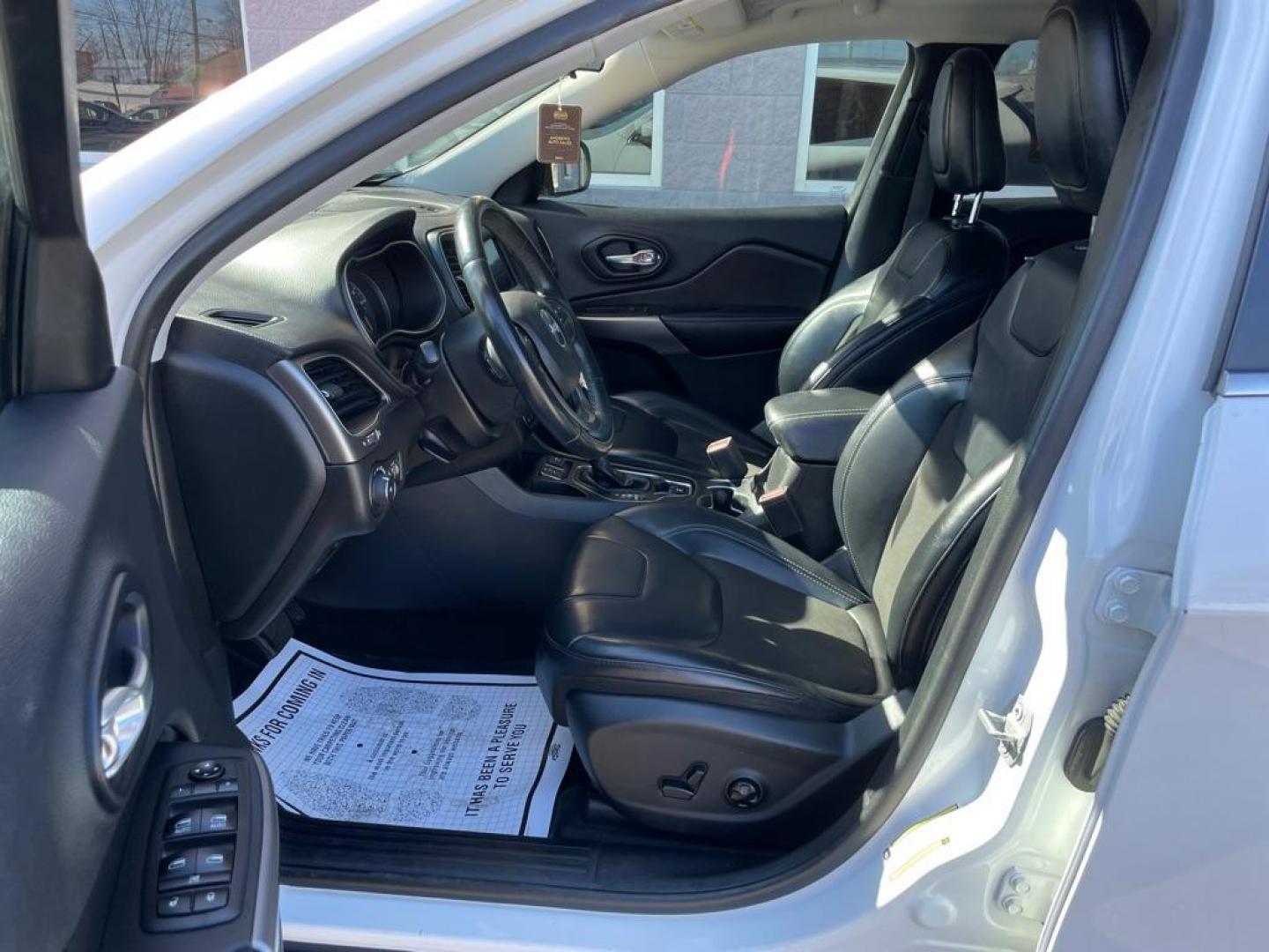 2019 WHITE JEEP CHEROKEE LATITUDE PLUS (1C4PJLLN1KD) with an 2.0L engine, Automatic transmission, located at 3100 Covert Avenue, Evansville, IN, 47714, (812) 473-4492, 37.955418, -87.512238 - Photo#4